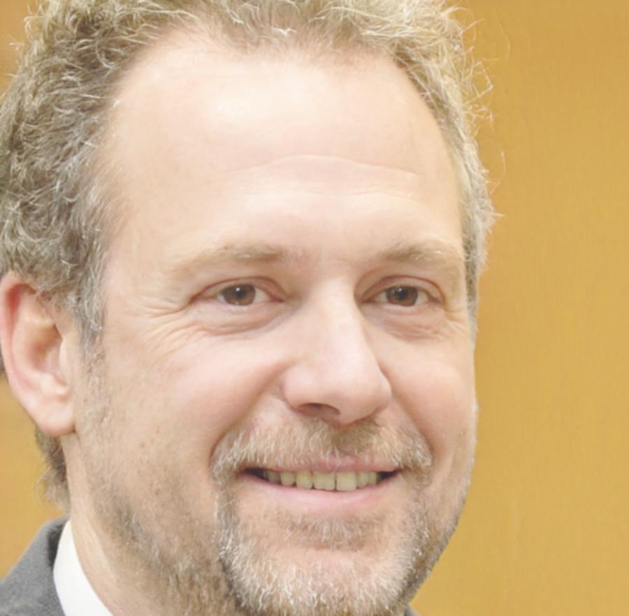 Carlos Mendoza, experto en análisis financiero